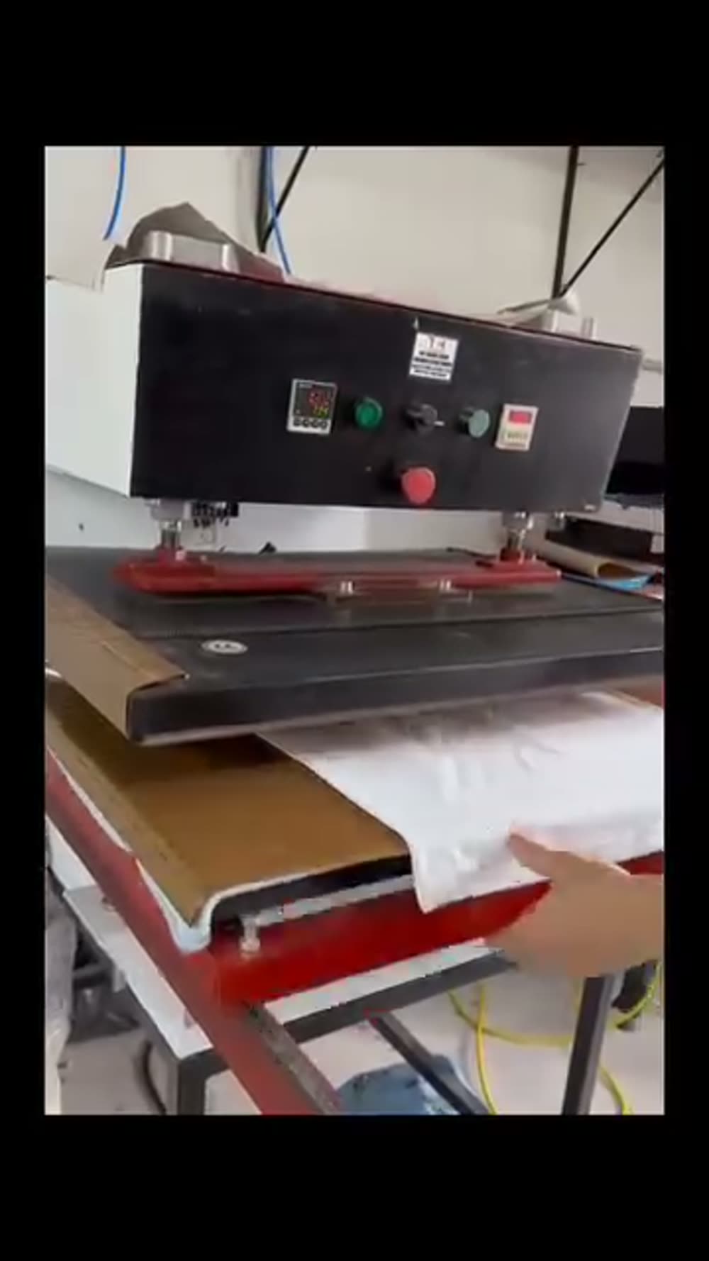 Plancha de estampación en el taller