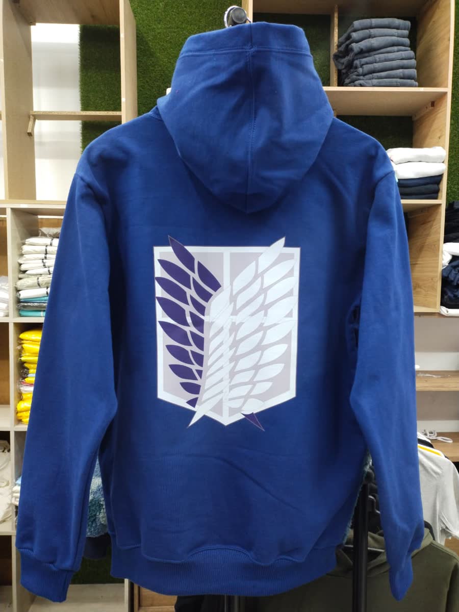 Emblema estampado a gran formato en la espalda de un hoodie azul