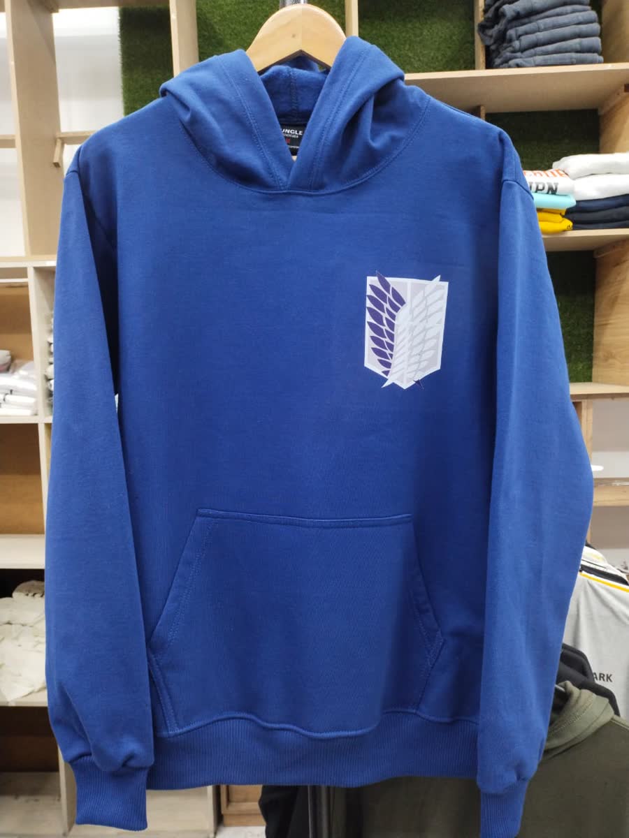 Hoodie azul con emblema estampado sobre el bolsillo canguro