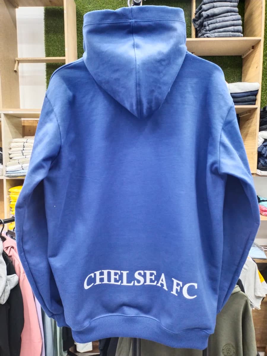 Espalda de hoodie de club con tipografía estampada a lo ancho