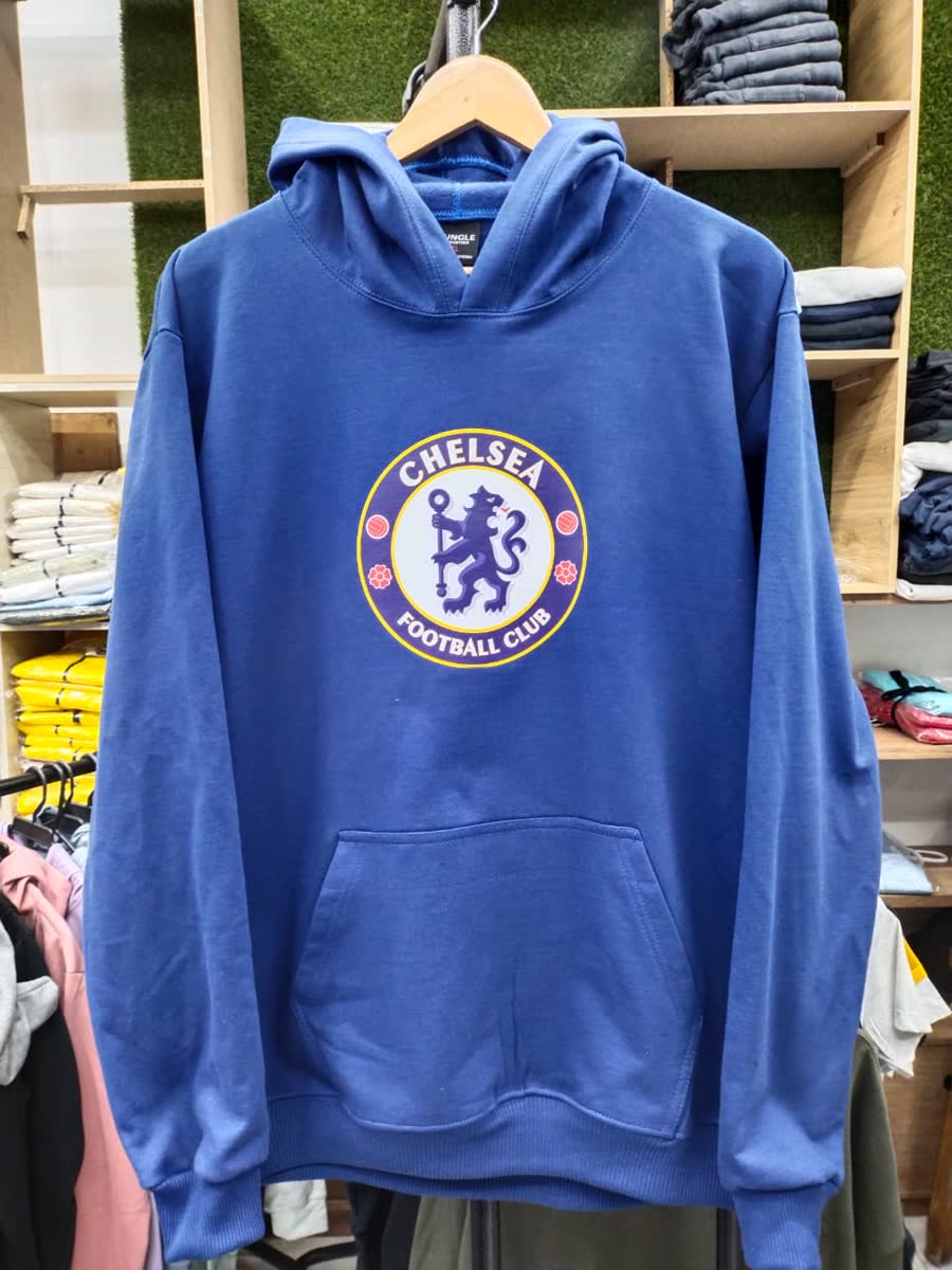 Hoodie azul con escudo de club estampado en el frente