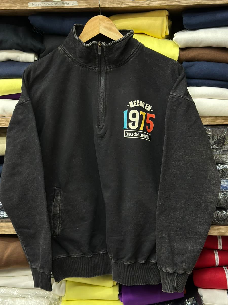 Chaqueta negra con estampación multicolor en el pecho