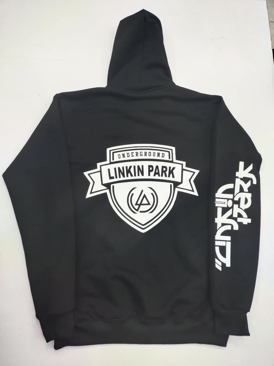 Gráfico de gran formato estampado en la espalda de un hoodie negro