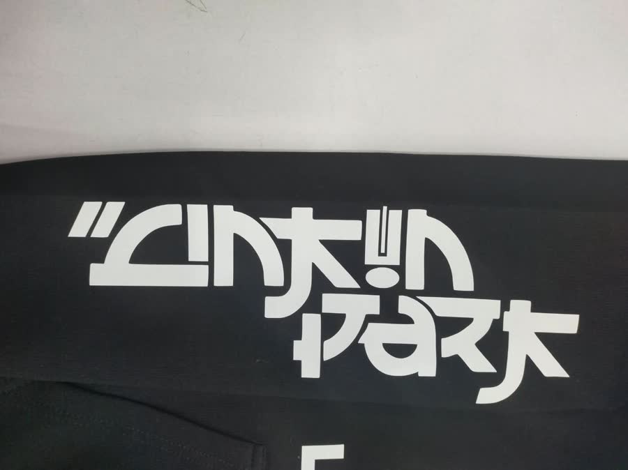 Detalle de estampación en la manga de un hoodie negro