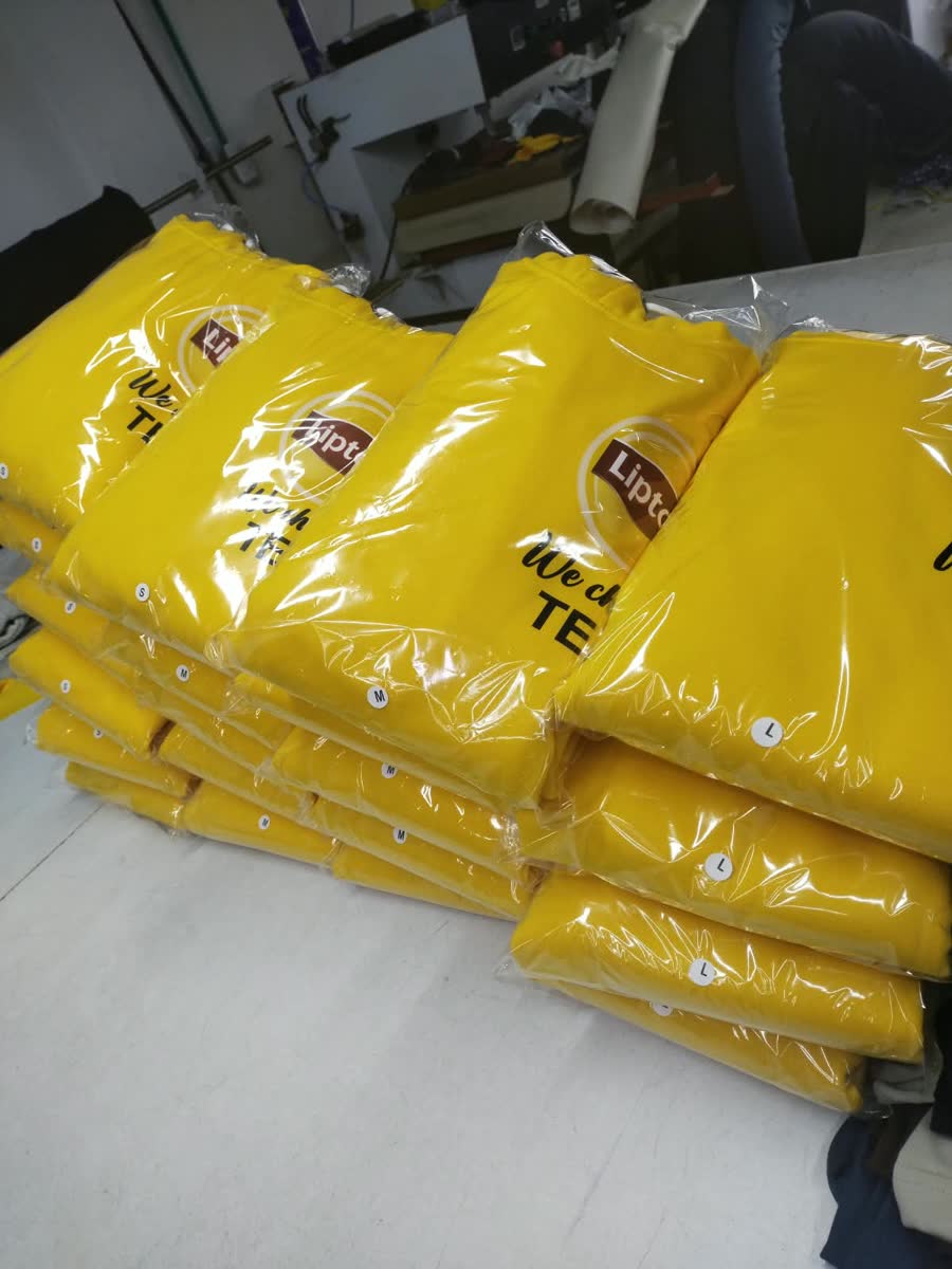 Lote de hoodies corporativos empacados y marcados uno a uno