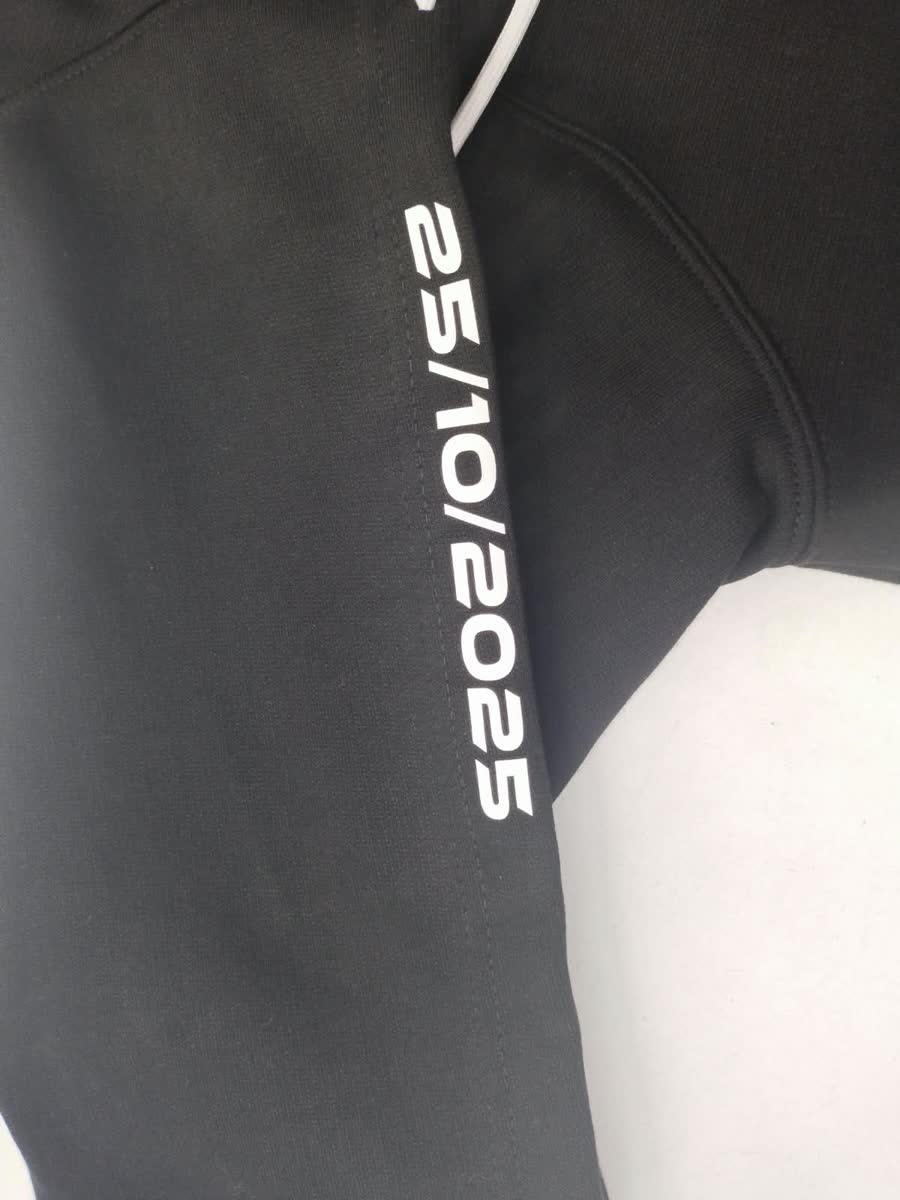 Fecha de evento estampada en la manga de una chaqueta gris