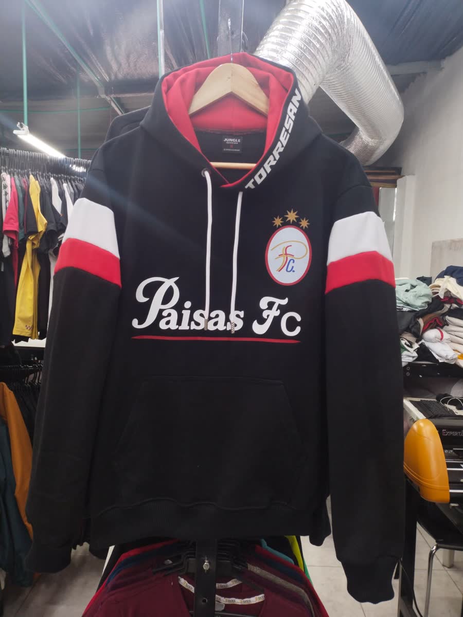 Hoodie de club Paisas FC con escudo estampado, producido en el taller JUNGLE de Bogotá